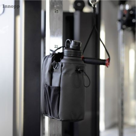 Voorbeeld van magnetische sporttas, opgehangen aan een gym apparaat.