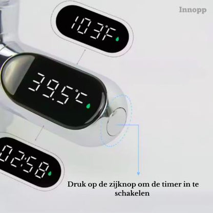 Close-up van een douchethermometer met digitale display die de watertemperatuur en een douche timer weergeeft