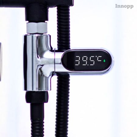 Voorbeeld van het zicht dat de digitale douchethermometer weergeeft wanneer bevestigd op de douche/kraan.