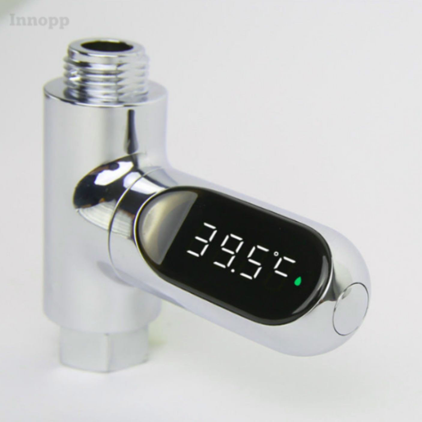 digitale douche thermometer in de kleur chrome staat op 39,5 graden
