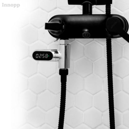 Digitale thermometer wordt gedemonstreerd op een douche kraan, de timer staat aan.