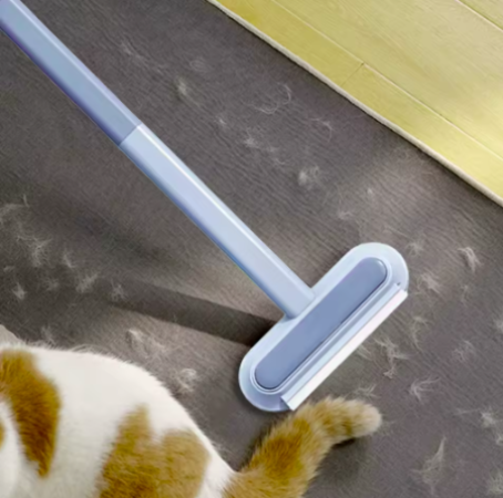 Een dierenhaar verwijderingsborstel verwijderd moeiteloos dierenhaar van de vloer 