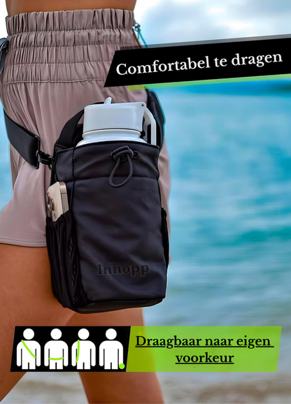 Mevrouw laat verschillende manieren zien om de ophangbare en magnetische sporttas te dragen.