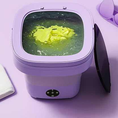 Paarse mini wasmachine in werking met kleding in het water – ideaal voor kleine wasjes.